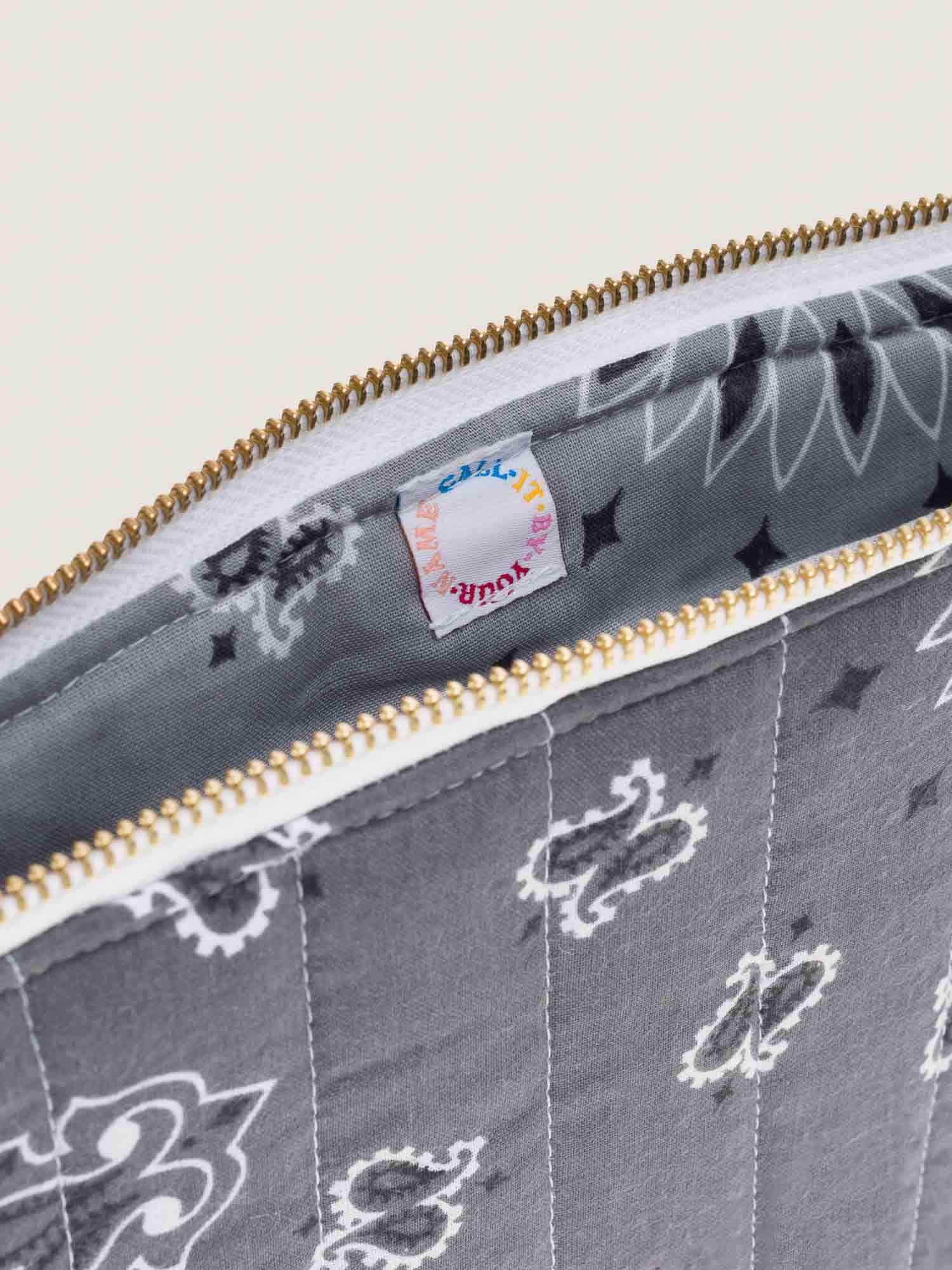 Pochette Zippée Matelassée - YIN & YANG - Pale Grey / Dark Grey